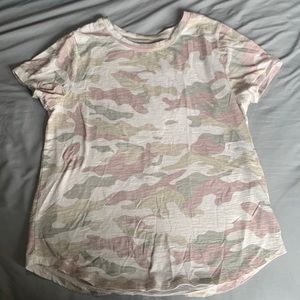 S Old Navy light camo everyday t-shirt